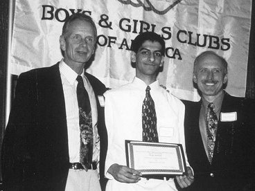 Raju Somani, receiving award